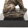 Bulldog, een bronzen beeldje op marmeren voet. Getekend Bofill.