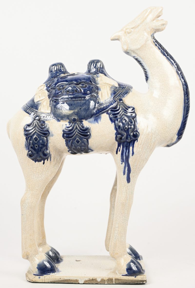 Dromedaris. Blauw wit geglazuurde aardewerken dromedaris. Beetje schade aan de voet.