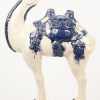 Dromedaris. Blauw wit geglazuurde aardewerken dromedaris. Beetje schade aan de voet.