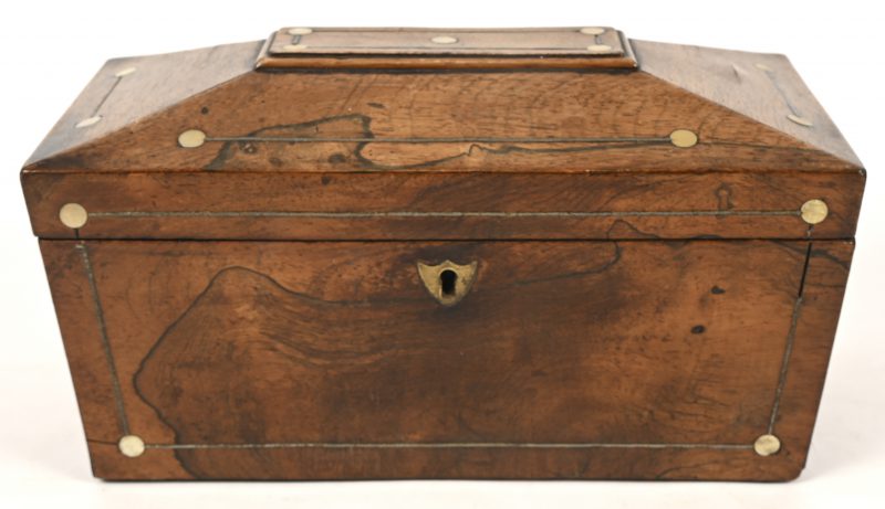 Tea caddy. 9e eeuwse Engelse theedoos met twee compartimenten en een mengschaaltje. Mahonie met parelmoer inlegwerk.