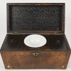 Tea caddy. 9e eeuwse Engelse theedoos met twee compartimenten en een mengschaaltje. Mahonie met parelmoer inlegwerk.