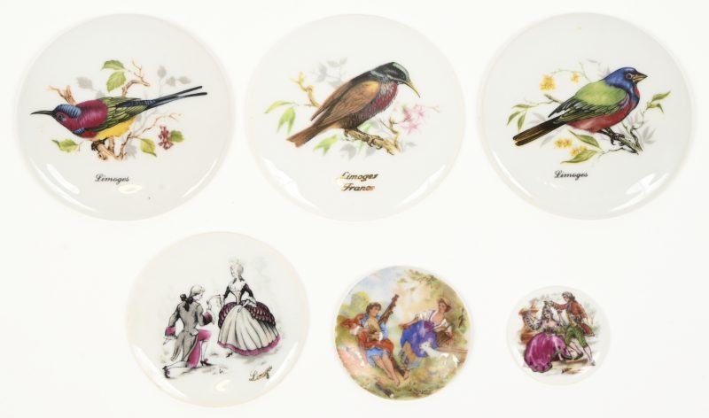 Lotje decoratieve schildjes van Limoges porselein. Gedecoreerd met romantische koppeltjes en vogels