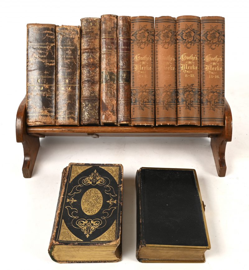 Antiek boekenrekje, inbegrepen een lot boeken waaronder het verzameld werk van Goethe en de Iliad.