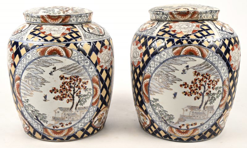 Een set van twee Imari gemberpotten. Met landschappen als decor.