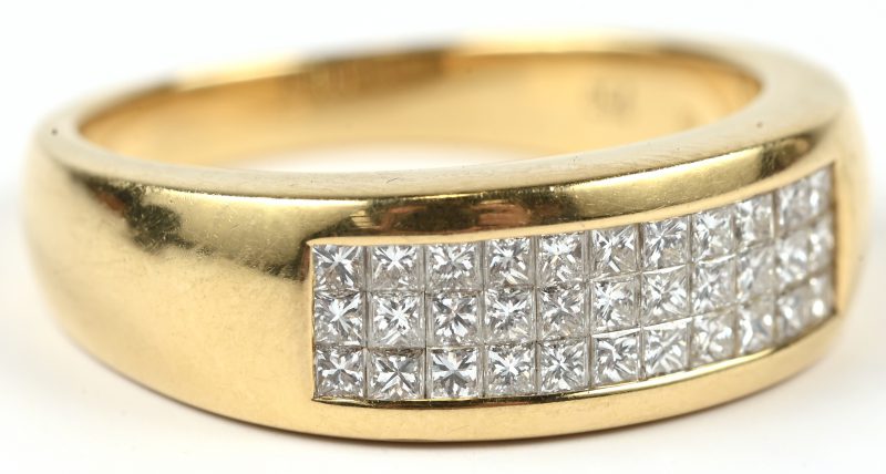 Een 18 karaats geelgouden ring bezet met diamanten princes slijp met een gezamenlijk gewicht van +- 1 ct.