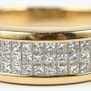 Een 18 karaats geelgouden ring bezet met diamanten princes slijp met een gezamenlijk gewicht van +- 1 ct.