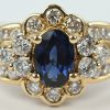 Een 18 karaats geelgouden ring bezet met briljanten met een gezamenlijk gewicht van +- 0,50 ct. een centrale saffier van +- 0,50 ct.
