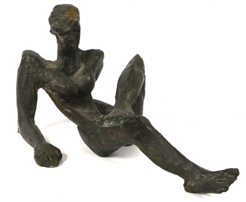 ‘Liggend vrouwelijk figuur’. Expressionistisch bronzen beeldje, onderaan gesigneerd Meysmans.