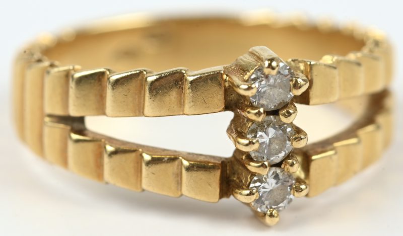 Een 18 kt geelgouden ring bezet met briljanten met een gezamenlijk gewicht van 0,15 ct.