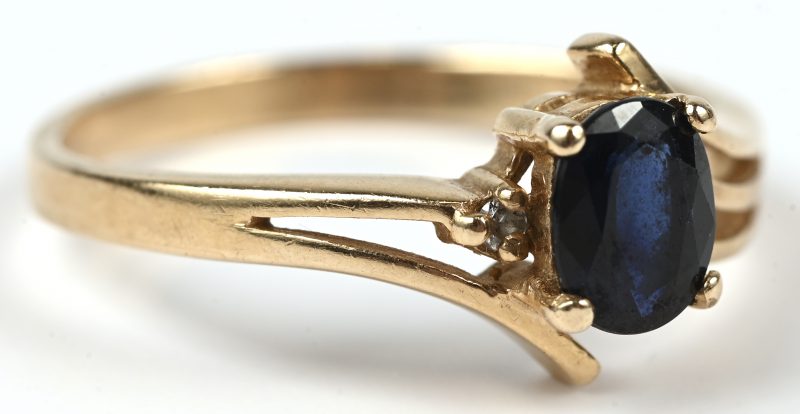 Een 18 kt geelgouden ring bezet met een saffier van +- 0,40 ct. Met certificaat.