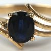 Een 18 kt geelgouden ring bezet met een saffier van +- 0,40 ct. Met certificaat.