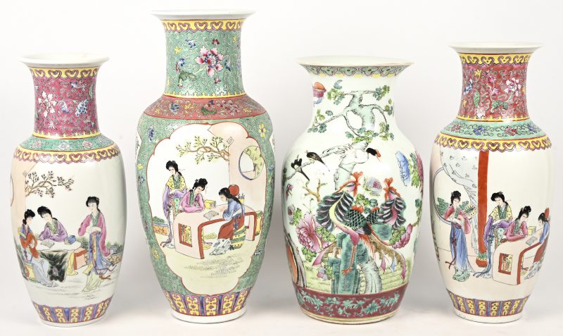 Een lot van 4 vazen van Chinees porselein. Famille verte en rose. Verschillende afmetingen.