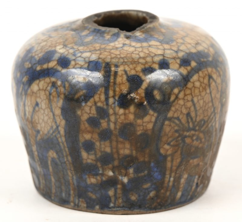 19e eeuws vaasje van blauw-wit Chinees aardewerk met bruine glazuur. Hals manko.