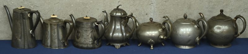 Een lot van 7 koffiepotten, voornamelijk tin. Gezamenlijk gewicht van ongeveer 5 kg.