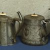 Een lot van 7 koffiepotten, voornamelijk tin. Gezamenlijk gewicht van ongeveer 5 kg.