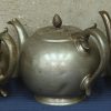 Een lot van 7 koffiepotten, voornamelijk tin. Gezamenlijk gewicht van ongeveer 5 kg.