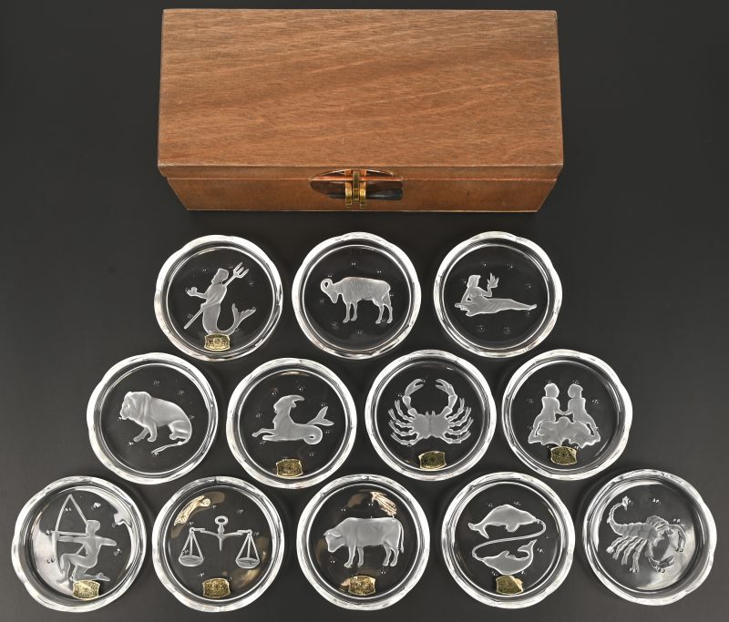 Een set van 12 kristallen onderzetters met de zodiac, gemerkt Val Saint Lambert, in houten kistje.