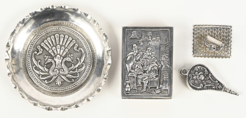 Een lotje van 4 zilveren items, bestaande uit een schaaltje met Indonesisch decor, een luciferdooshouder met Nederlandse keuren door Herman Hooykaas, een beeldje van een tondelloopster en een blaasbalgje, deze laatste 2 eveneens Nederlands gemerkt.70 gram totaalgewicht.