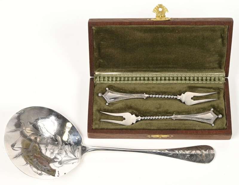 Een lotje zilver bestaande uit 2 dessertvorkjes, Nederlandse keuren en VDB in houten opbergdoosje en een fruitlepel, circa 1900 met Franse keuren en EC. 95 gram totaalgewicht.