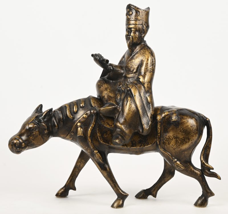 Bronzen beeld van een Chinese wijze te paard.