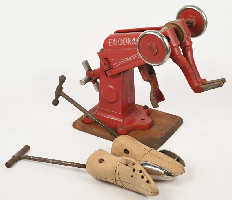 Een vintage schoenspanner, Eudora II drp, de schoentip-stukken manco. Toegevoegd 2 manuele schoenspanners/verbreders.