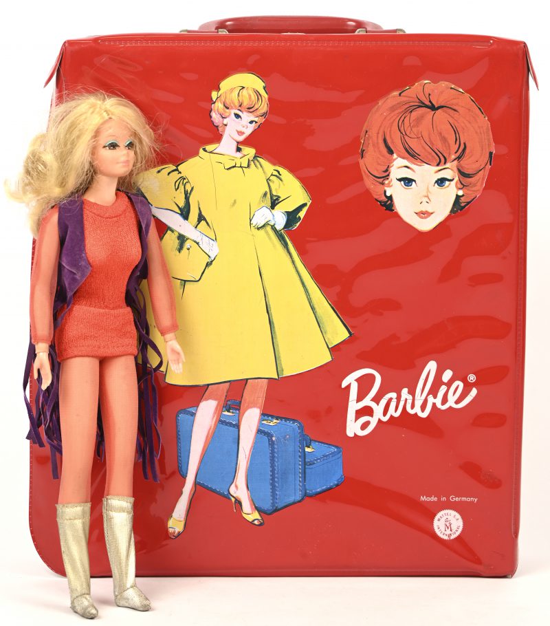 Een vintage Barbiepop met een lot kledij in een vintage Barbie-draagkoffertje.