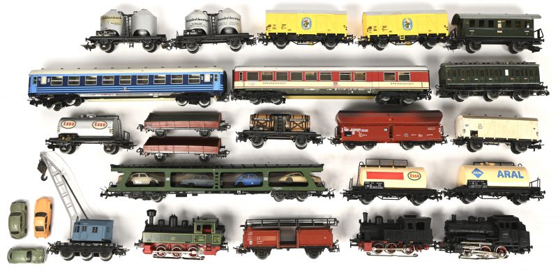 Een lot Märklin bestaande uit 3 locomotieven, KVLM 3087, 89005 en 3029, 18 wagons en een kraanwagen. HO spoor.