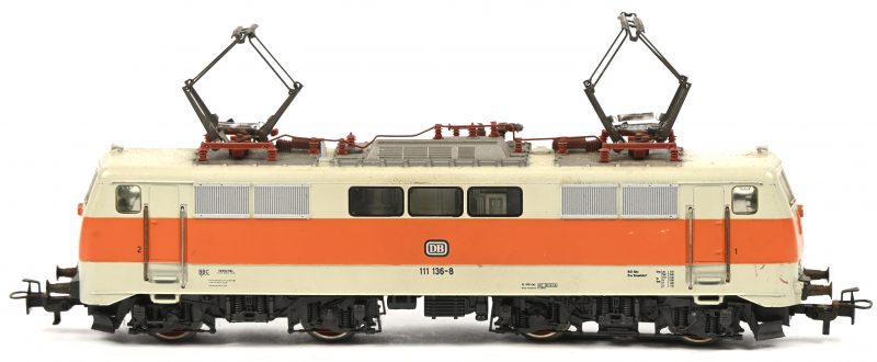 Een Märklin elektrische locomotief, DB 111 136-8. HO spoor.