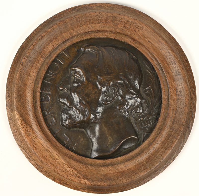 Bronzen basreliëf met de beeltenis van Peter Benoit. Onleesbaar getekend in de rand.