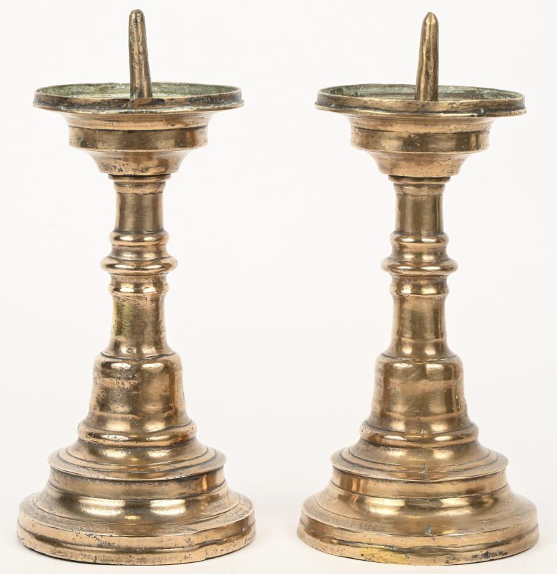 Een paar antieke bronzen penkandelaars.