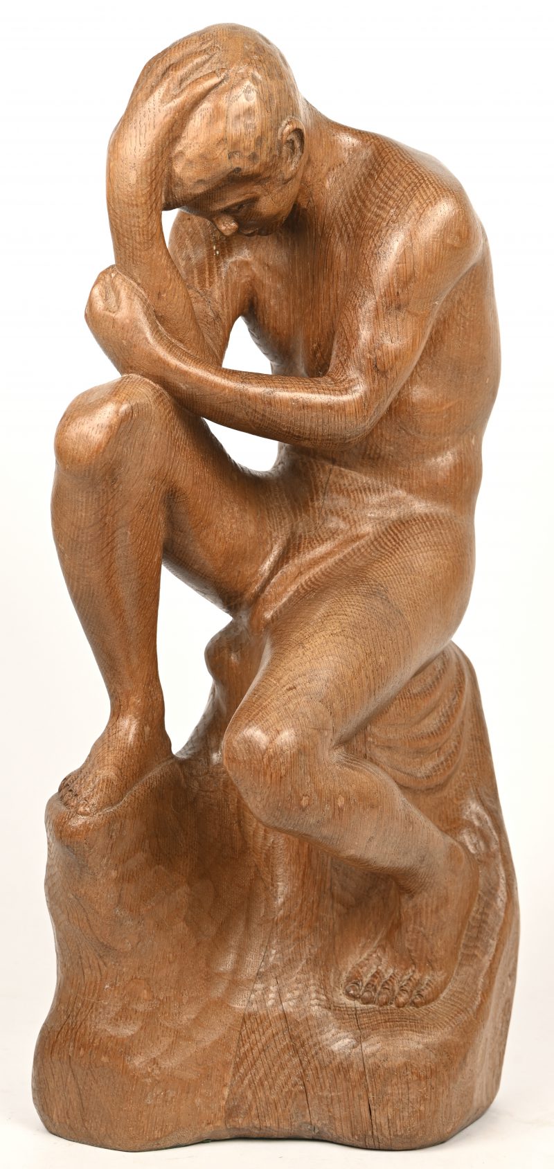“De Denker”, een gesculpteerd eikenhouten beeld van een zittend man, gesigneerd F. Aerts.