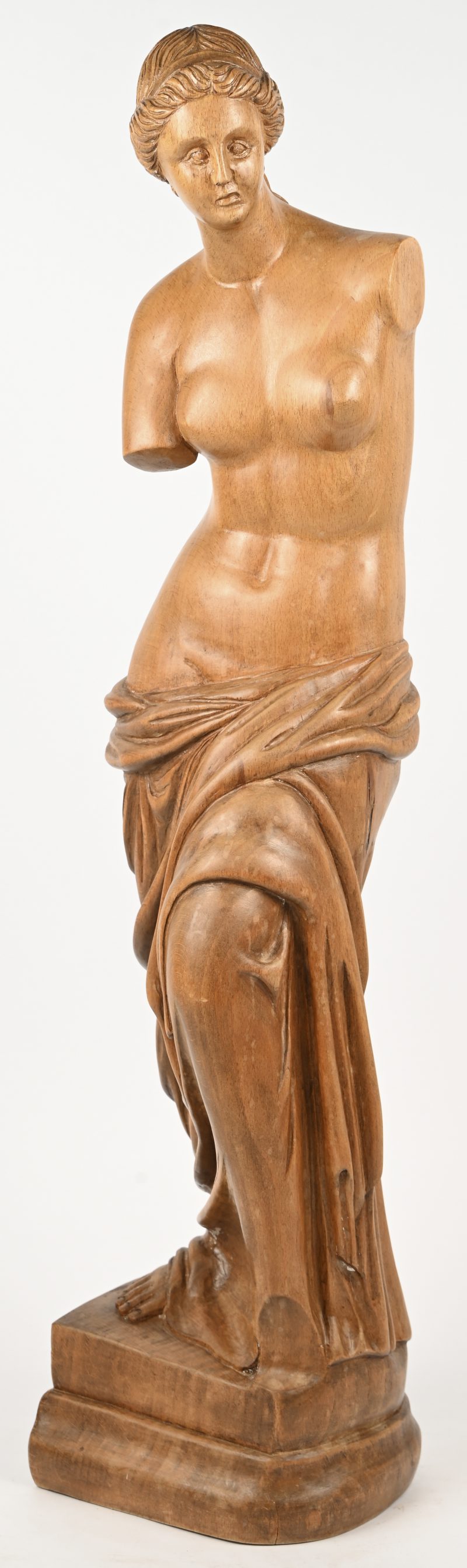 “De Venus van Milo”, een gesculpteerd eikenhouten beeld van een halfnaakte dame, gesigneerd FA.