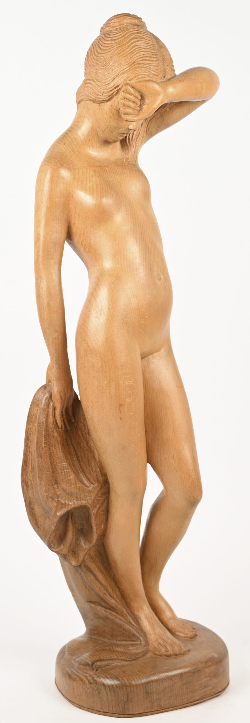 “Naakte jongedame”, een gesculpteerd eikenhouten beeld van een jongedame, gesigneerd F. Aerts.