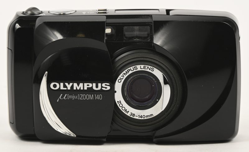 Een analoog fototoestel, Olympus U (mju) ZOOM 140, pocketcamera.