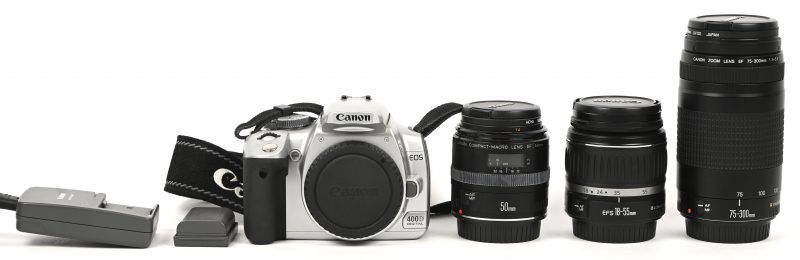 Een digitaal fototoestel, Canon EOS 400D met 3 lenzen: Canon compact macro lens EF 50mm 1:2.5, Canon EFS 18-55mm en Canon zoom lens EF 75-300mm 1:4-5.6 II. Tweede batterij en lader aanwezig.