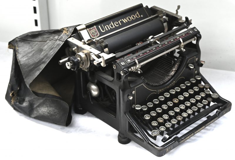 Een schrijfmachine, Underwood No5, made in USA. Eerste helft van de vorige eeuw. Met bijhorende beschadigde beschermhoes.