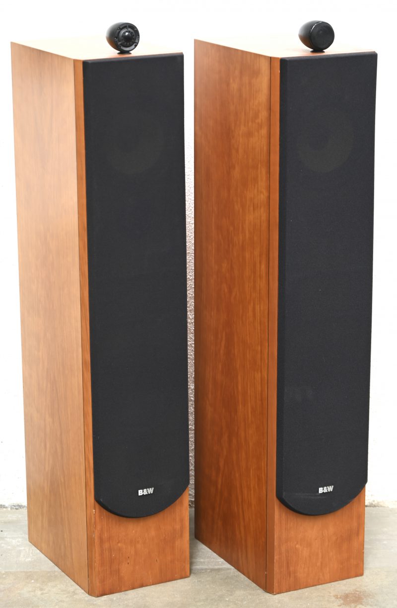 Een set luidsprekers, Bowers & Wilkins P6 met de tweeter bovenop, er ontbreekt één beschermkapje van één tweeter.