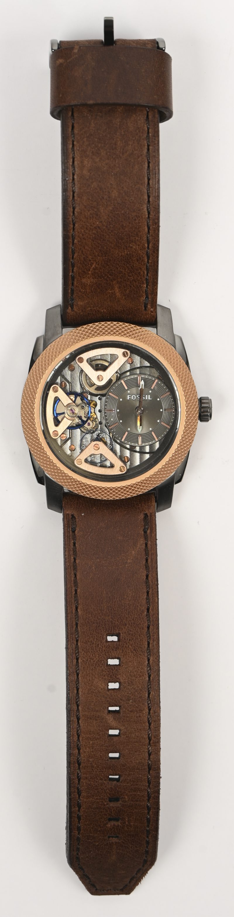 Een roestvrij stalen herenhorloge met originele bruine polsband.