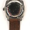 Een roestvrij stalen herenhorloge met originele bruine polsband.