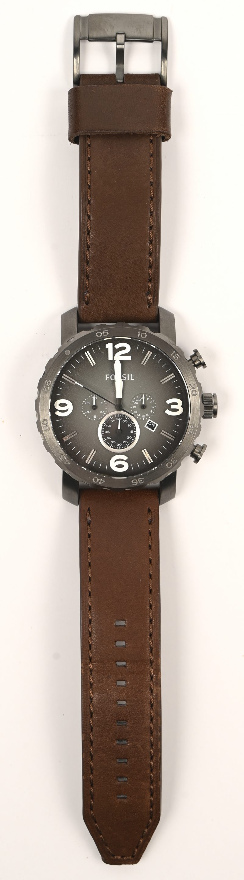 Een roestvrij stalen herenhorloge met originele bruine polsband.
