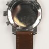 Een roestvrij stalen herenhorloge met originele bruine polsband.