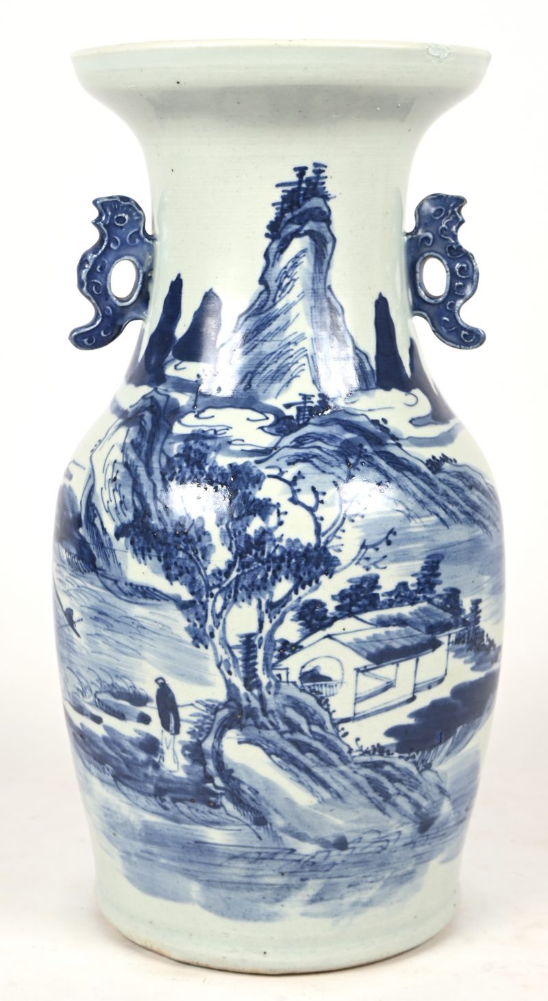 Kraagvaas van blauw-wit Chinees porselein. Met een kustlandschap als decor. Kleine schilferschade aan de rand.