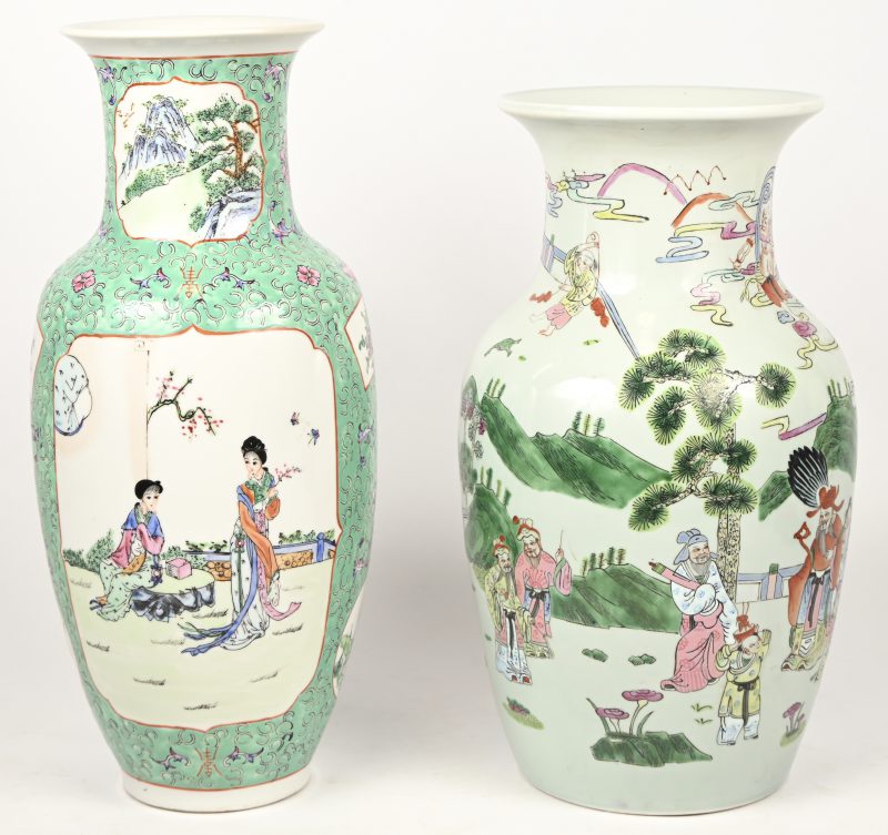 Een lot van 2 vazen van Chinees porselein, famille verte.