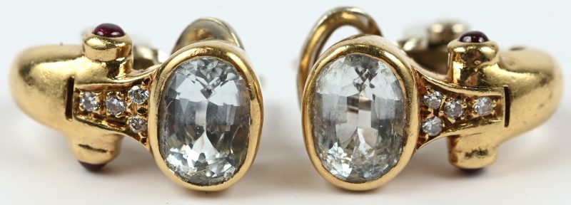 Een paar 18 kt wit en geelgouden oorbellen bezet met 8 briljantjes vier robijncabochons met een gezamenlijk gewicht van +- 0,20 ct. en telkens één aquamarijn van +- 0,40 ct.