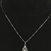Een 18 kt witgouden ketting met hanger bezet met één briljant van +- 0,10 ct.