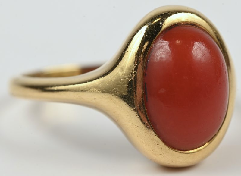Een 18 kt geelgouden ring bezet met koraal cabochon van +- 3 ct.