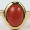 Een 18 kt geelgouden ring bezet met koraal cabochon van +- 3 ct.