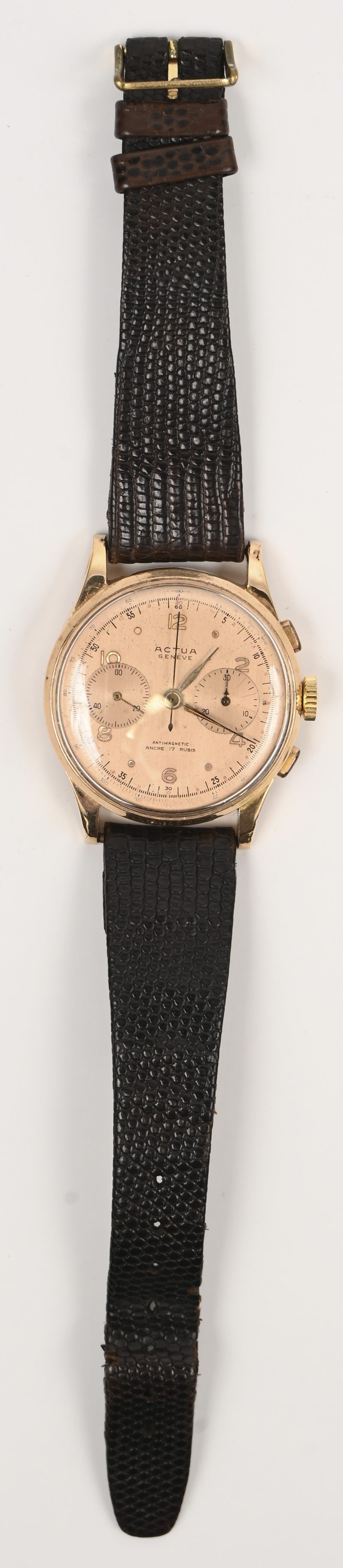 Een 18 kt geelgouden horloge met bruin lederen gedragen polsband.