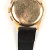 Een 18 kt geelgouden horloge met bruin lederen gedragen polsband.