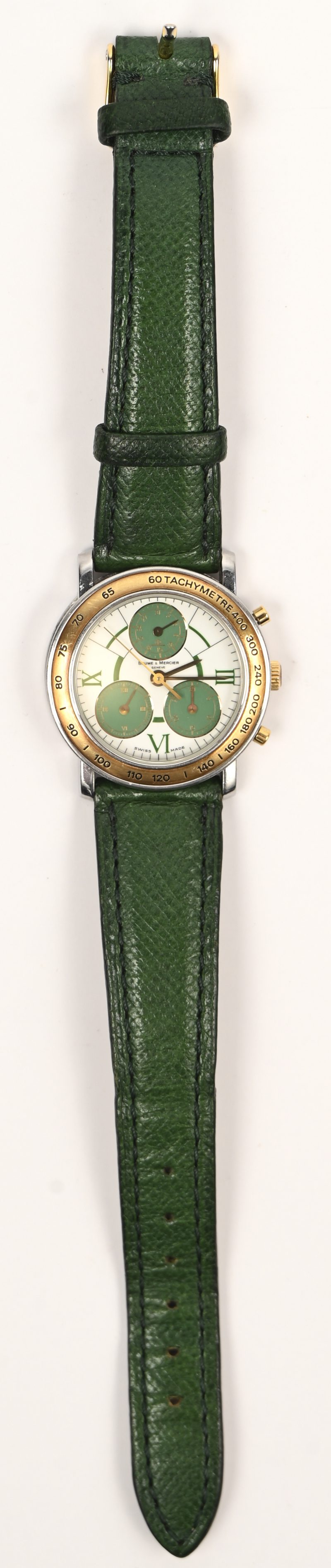 Een roestvrij stalen horloge met groen lederen gedragen polsband.